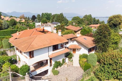 5 bedroom villa by Lake Maggiore - Housity