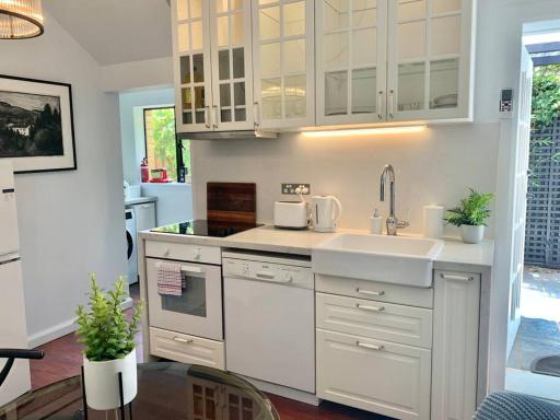 Stylish Private Studio, Close to Beach, WIFI, Parking - Housity
