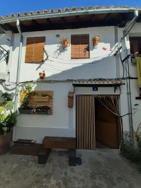 HERVÀS Y VUELVES ( la casita de la piedra ) - Housity