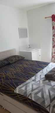 Double room OWN PRIVATE bathroom, near centre - Housity