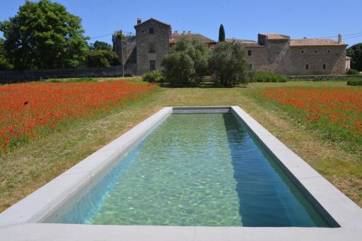 Uzes, loft dans Moulin independant 18e siecle en bord de riviere piscine privee 15x3 - Housity