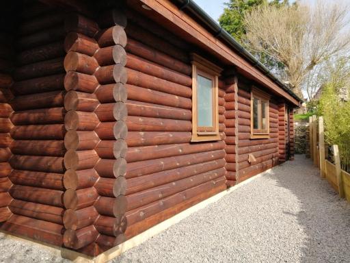 Ravenglass Log Cabin - Housity