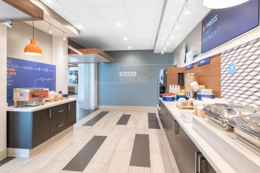 Holiday Inn Express & Suites - Phoenix - Airport North, an IHG Hotel - Housity