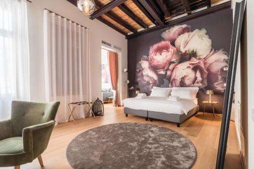 Blooms Botanical Rooms - Housity