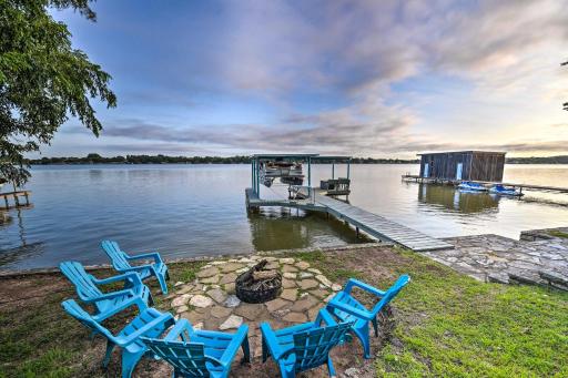 Lakefront Home Less Than 3 Miles to Historic Granbury! - Housity