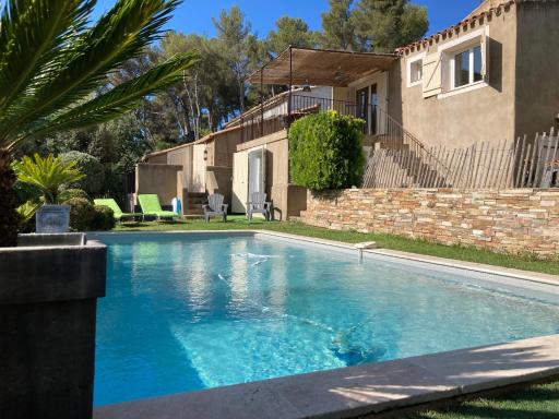 Maison ensoleillée au milieu des pins entre Marseille et Cassis - Housity