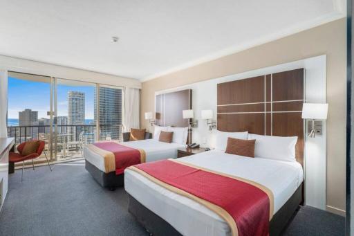 Relax in luxury in Surfers Paradise! - Housity