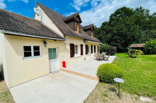 House in a green setting with swimming pool - Housity