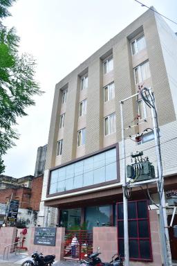Click Hotel Yatharth Inn - Housity