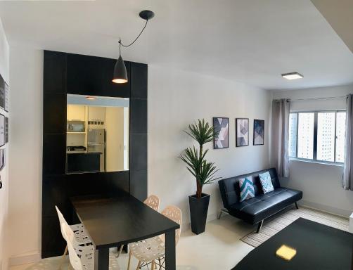 1103- Apartamento Encantador, amplo e decorado, mobiliario moderno, cozinha completa com utensílios , Excelente vista da cidade e localização privelegiada no bairro Bigorrilho - Housity
