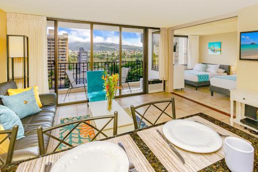 Waikiki Banyan 1 BR - Mountain Views & Parking - Housity
