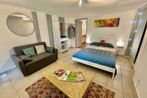 LE JAD Joli F2 proche Gare, Arènes avec terrasse privée - Housity