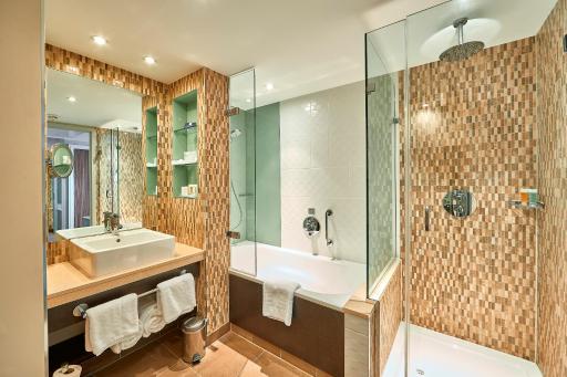 Crowne Plaza Reading East - Housity