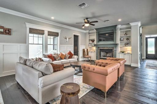 Stunning Farmhouse in Historic Downtown Bastrop! - Housity