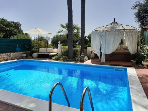 Villa Euthalia pool and jacuzzi Etna e Taormina - Housity