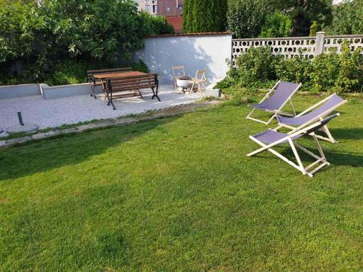 Huge BBQ Garden 2, Spacious Flat, AC, Free Parking 2 - Housity