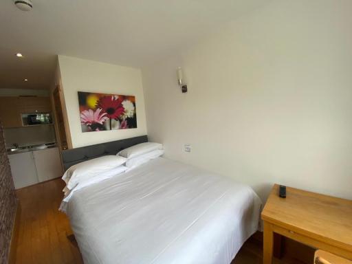 F303- Fantastic 3rd Flr Studio Near Hyde Park - Housity