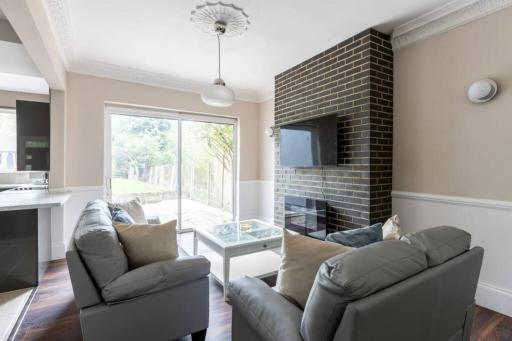 The Cumbria House 5 bedroom House Stay - Housity