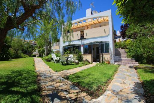 Happy 3 bedroom Family House in Calahonda with Pool and Wonderful Garden - Housity