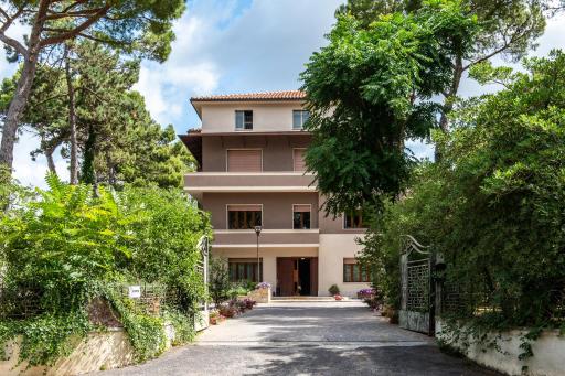Hotel Villa dei Pini - Housity