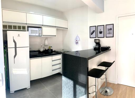 505 - Apartamento Lindo, amplo e decorado, mobiliario moderno, cozinha completa com utensílios , Excelente vista da cidade e localização privelegiada no bairro Bigorrilho proxímo de shopping e parques - Housity