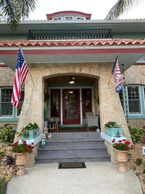 Ms. Maggie's South Country Inn - Housity