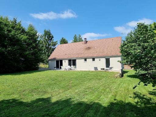 Maison neuve de plein pied avec cheminée et jardin - Housity