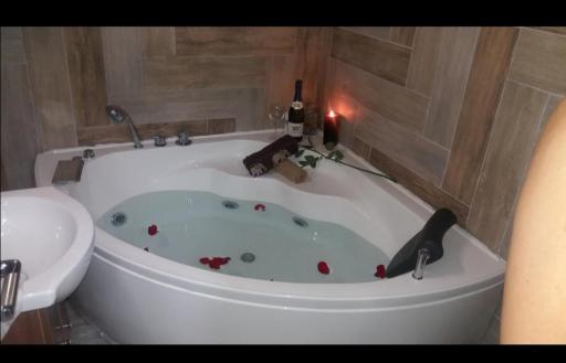 Marina Jacuzzi Apartment free parking - Housity