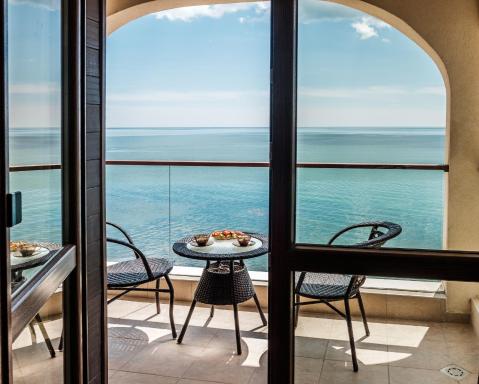 Cabacum Plaza Beach Apartments - High-Speed WiFi - Housity