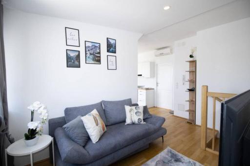 Sunny & cozy Penthouse with Balcony DG4 - Housity