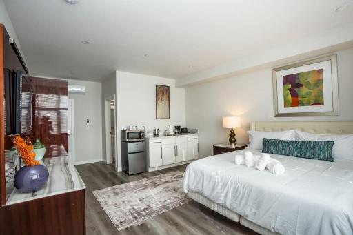 Luxurious Studio in Heart of San Diego w Cali King - Housity