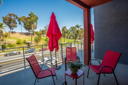 Spacious Studio with Incredible Balboa Park View - Housity