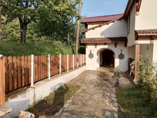 Gölcük Eriklitepe Milli Parkı yolu üzerinde Dağevi - Housity