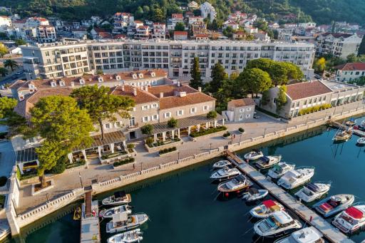 Lazure Hotel & Marina - Housity