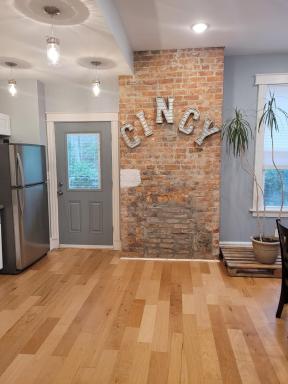Cincy Dream! Walk to Zoo, UC, hospitals, and Short Vine district - Housity