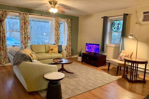 Peaceful Garden Oasis - 3 miles to downtown! - Housity