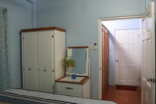 Ocean Views and Hospitable Hosts - Housity