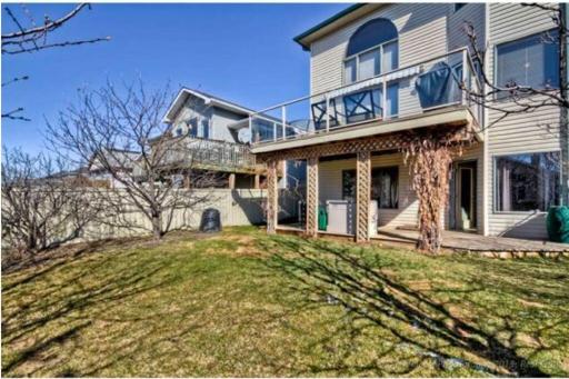 Sunny & Cozy Suite with Pool & Ping Pong table - Housity