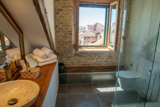 Oblivion Luxury Rooms - Housity