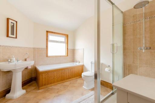 Entire Property in Hoole, Chester- walking distance to train station & city centre - Housity
