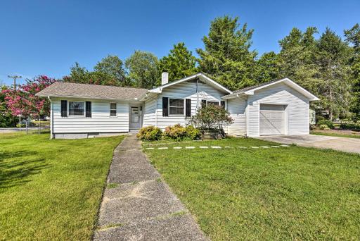 Oak Ridge Retreat with Porch Less Than 1 Mi to Downtown - Housity