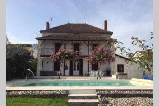 5-bedroom house with pool at edge of small village - Housity