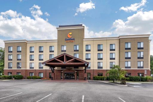 Comfort Suites Manchester near Arnold AFB - Housity