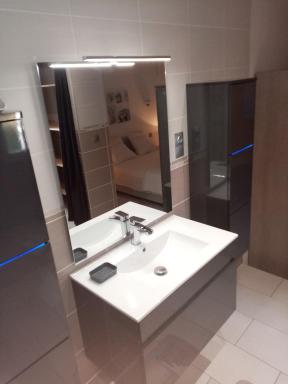 Appartement spacieux Wifi Stationnement gratuit petite terrasse - Housity