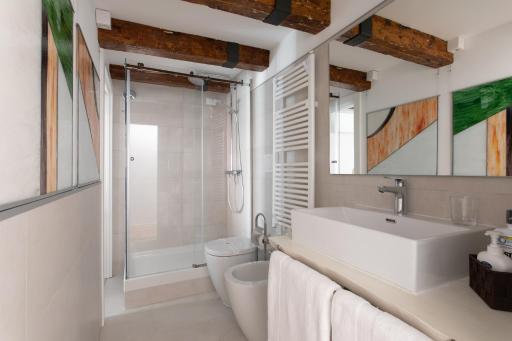 Biennale Gallery Suite - Housity