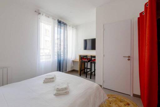 La chambre Liberté 1, SDB privative et TV, Cuisine Salon Partagés, confort et hypercentre - Housity