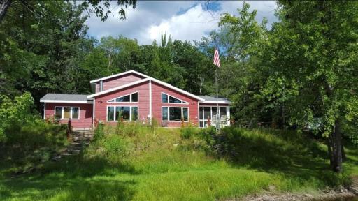 Riverfront Private Wooded 4-Season Cottage Retreat - Housity