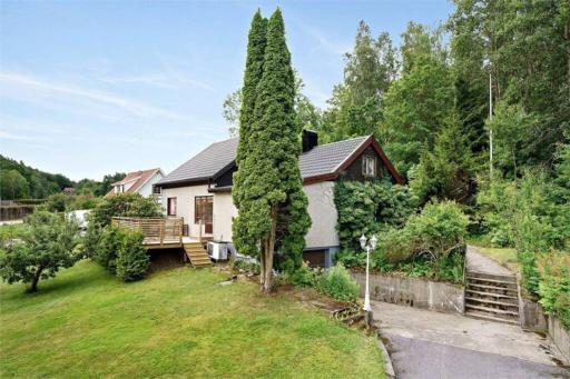 Beutiful house with large garden . - Housity