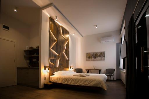 East & West Apartments - Housity