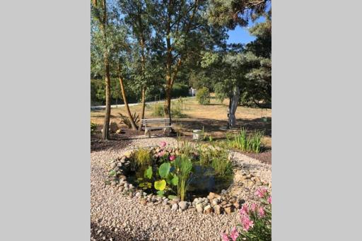 L’Escapade. Entre Aix et Marseille, studio pleine nature. - Housity